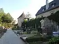 Südöstlicher Teil mit Rundturm, davor der Friedhof