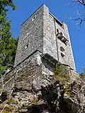 Restaurierter Turm, im Westen der Anlage