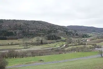 Bild 3: Ansicht des Zaunsbacher Berges von Nordosten über dem Tal der Trubach (Dezember&nbsp;2014)