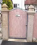 Die Torpforte mit Jahreszahl (Untergasse 21) verweist auf den ehemaligen Zugang zur Wasserburg