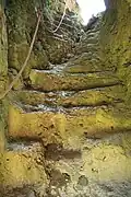 Aufgang zum Burgteil auf der Südspitze durch eine kleine Höhle mit in den Fels geschlagenen Treppenstufen