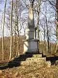 Obelisk (1900) über der Lourdesgrotte