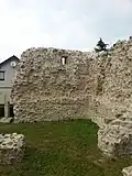 Die Reste der Nordmauer mit erhaltenem Schlitzfenster