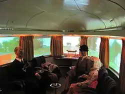 Der Kanzelwagen vom Schluss des Zuges Pioneer Zephyr im Museum of Science and Industry. Die Milchglasscheiben dienen als Projektionsfläche für einen Film, um für Besucher im Wagen eine Fahrt zu simulieren. Rechts ein Aussichtsabteil erster Klasse am Zugende.