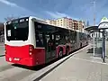 Heckansicht eines CapaCity C2 der Wiener Linien beim Stadion in Wien