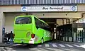 Bus fährt ins Fernbusterminal ein