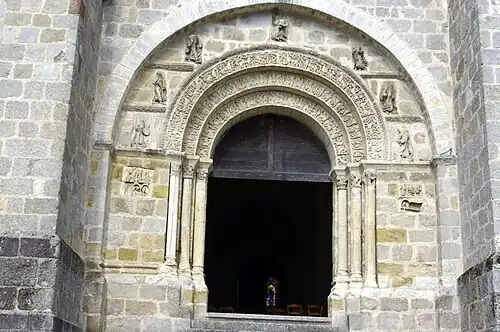 Eingangsportal der Kirche Notre-Dame-de-la-Nativité