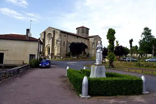 Kriegerdenkmal und Kirche Notre-Dame-de-la-Nativité