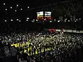 Fans auf dem Spielfeld nach einem Basketballspiel gegen die Gonzaga Bulldogs am 19. Januar 2013