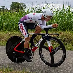 Radsportlerin auf Zeitfahrrad