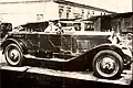 CWS Fahrzeug Nr. 1 mit dem Konstrukteur Tadeusz Tański vor seiner Werkstatt (um 1924)