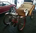 900 Société Parisienne Victoria Combination (CA. 1899). Bis auf die Drehschemellenkung entspricht die Anordnung von Motor, Getriebe und Achse jener des De Dion-Bouton Tricycle. Der gerippte Motorblock ist typisch für die luftgekühlten Ausführungen.