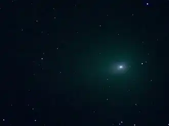 Der Komet C/2022 E3 (ZTF) aufgenommen am 5.&nbsp;Februar 2023 bei Vollmond in Zenitnähe im Sternbild Fuhrmann (Auriga) mit Sternen bis zur 16.&nbsp;Größenklasse. Zusammengesetzt aus fünf nachgeführten Einzelaufnahmen mit je 15&nbsp;Sekunden Belichtungszeit, Belichtungsindex ISO&nbsp;12.800, Pixelgröße 4,7&nbsp;μm, Bildgröße 17&nbsp;mm ×&nbsp;13&nbsp;mm beziehungsweise 12‘&nbsp;×&nbsp;9‘.