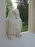 Die Eule im gotischen Kirchenfenster lässt viele Deutungen zu. Das Fenster nimmt Bezug zur Klosterruine in Oybin, ein beliebtes Motiv für Caspar David Friedrich und die Romantiker aus Dresden.