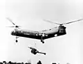 M101 hängt als „Schlinglast“ an einem CH-21C-Shawnee-Hubschrauber