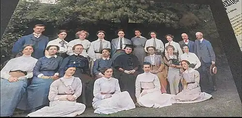 Mitarbeitende der Clifton High School, 1913 (Phillips in der Mitte)