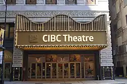 Die Fassade eines Theaters in Chicago mit viel Werbung für eine Hamilton-Inszenierung