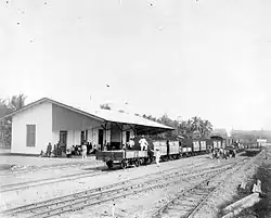 Bahnhof Solok mit einem wartenden Güterzug