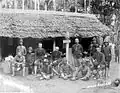 Europäische und indonesische Soldaten posieren im Biwak Nanggroe, Aceh
