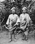 Zwei Männer aus Kota Gedong in traditioneller Kleidung, Westküste von Sumatra