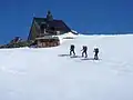 Cabane Arpitettaz im Frühjahr