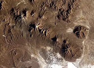 Schneebedeckter Vulkan Cabaraya mit drei Gipfeln in der Bildmitte (Foto der ISS-Expedition 9)