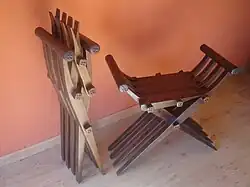 Der Scherenhocker ist nach den scherenartig gekreuzten Leisten seiner Standkonstruktion benannt.