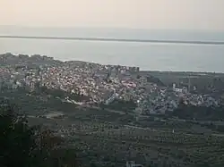 Cagnano Varano mit Lago di Varano im Hintergrund