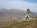 Blick vom östlich des Strath Vaich liegenden Beinn a’ Chaisteil zum Am Faochagach (links) und zum Càrn Gorm-loch (Mitte)