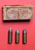 .45&nbsp;Colt – links eine Patrone 1873/74 ("Long Colt"), Mitte ab 1875 (Colt&nbsp;& Schofield, beide mit Einkerbungen für den Benét-Zünder), rechts moderne Patrone
