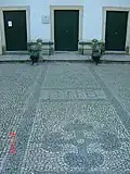 Portugiesische Pflasterkunst vor dem Rathaus, der Câmara Municipal de Vila Nova da Barquinha (CMB)