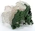 Calcit und Mottramit aus der „Tsumeb Mine“, Namibia (Größe: 8,8 × 7,3 × 4,3&nbsp;cm)