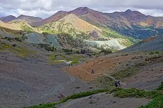 Die Chilcotin Ranges sind von lebhaften mineralischen Farben geprägt.