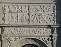 Reliefs im Groteskenstil über dem Westportal
