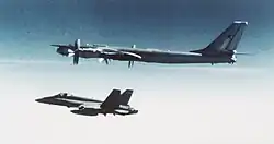 Tupolew Tu-95 „Bear hinter einer F/A18 Hornet“
