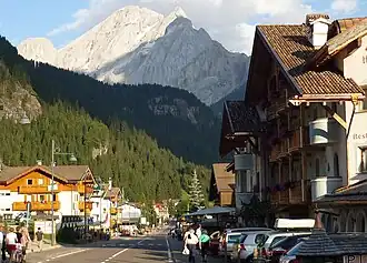 Hauptstraße nach Alba mit dem Gran Vernel im Hintergrund