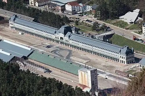 Der Personenbahnhof Canfranc wurde 2021 zur Vorbereitung eines durchgehenden Verkehrs in die früheren Güter­umladehallen verlegt; insgesamt verblieben sechs von ursprünglich 27 Gleisen.