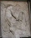 Basis der Eckpilaster, Reliefs mit Taten des Herkules, rechts außen. Herkules bezwingt den kretischen Stier.