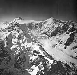 Blick von Nordosten auf Mount Spurr (links) und Mount Chichantna (rechts); im Vordergrund ein Tributärgletscher des Capps-Gletschers; Aufnahme aus dem Jahr 1969