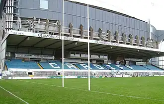 Haupttribüne des Cardiff Arms Park, dahinter das Millennium Stadium