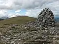 Der Cairn auf dem Südgipfel des Càrn nan Gobhar, im Hintergrund der etwas höhere Nordgipfel