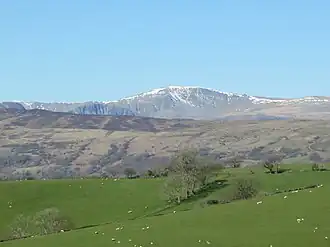 Carnedd Llewelyn von Osten. Links unterhalb des Berges die Abbrüche des Craig yr Ysfa