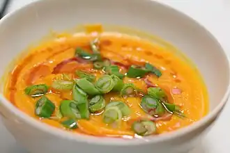 Möhren-Ingwer-Suppe mit Sesamöl