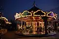 Nostalgisches Karussell in Paris am Abend