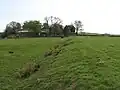 Reste des Nordwalls, im Hintergrund das Gebäude des Roman Army Museum