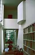 Casa Felder, Flurzone mit Bücherwand und "Balkon"