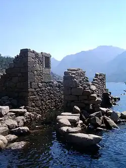 Dorfruinen am Stausee Vilarinho de Furnas