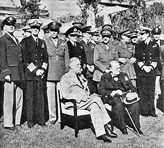 Casablanca-Konferenz: Sitzend: Der amerikanische Präsident Franklin D. Roosevelt und der britische Premierminister Winston Churchill; Stehend, 1. Reihe v. l. n. r.: General Arnold, Admiral King, General Marshall, Admiral Pound, Air Chief Marshal Portal, General Brooke, Field Marshal Dill und Admiral Mountbatten