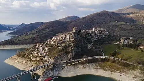 Castel di Tora aus der Vogelperspektive