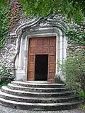 Eingangstor zur Burg, eine Kopie des Tores des Schlosses Issogne. Die Treppe dagegen ist eine Kopie derer des Schlosses Fénis.